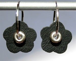 Sølv creol m sort blomst i læder.